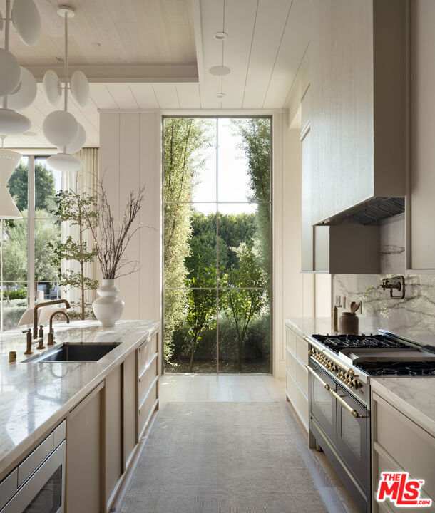 127 S Burlingame Avenue, Los Angeles CA: https://media.crmls.org/mediaz/fa327015-6def-410b-9652-bc8c40700fa2.jpg