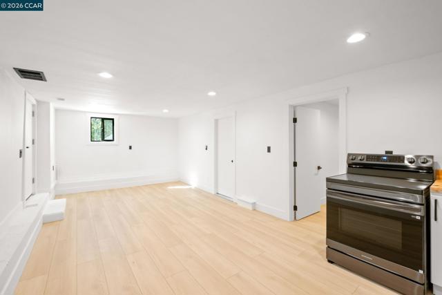 Image 21 of 30 For 1920 Linden St