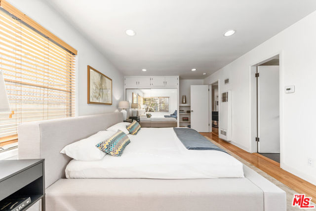 607 Ashland Avenue, Santa Monica CA: https://media.crmls.org/mediaz/fa32c72c-b484-4b15-97f0-c0d99963d78f.jpg