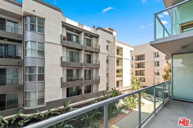 13700 Marina Pointe Drive, Marina del Rey CA: https://media.crmls.org/mediaz/fa346825-9aa0-4d1a-b3d3-c572c196219d.jpg