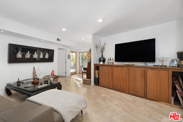 1708 Clear View Drive, Beverly Hills CA: https://media.crmls.org/mediaz/fa34ec5f-62c8-4b30-bf40-603645d7078a.jpg