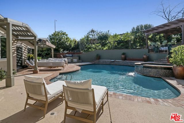 1305 Duende Lane, Pacific Palisades CA: https://media.crmls.org/mediaz/fa34f75a-7ef9-40f4-93e5-d52e0c93baa5.jpg