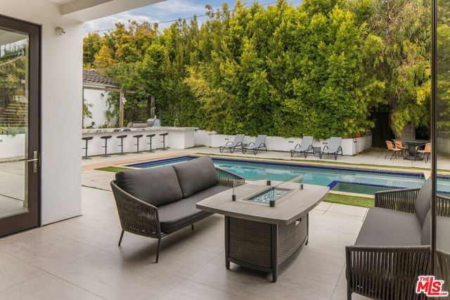 12443 W Sunset Boulevard, Los Angeles CA: https://media.crmls.org/mediaz/fa35098e-5ad0-497a-beca-10d6bc3b10fd.jpg