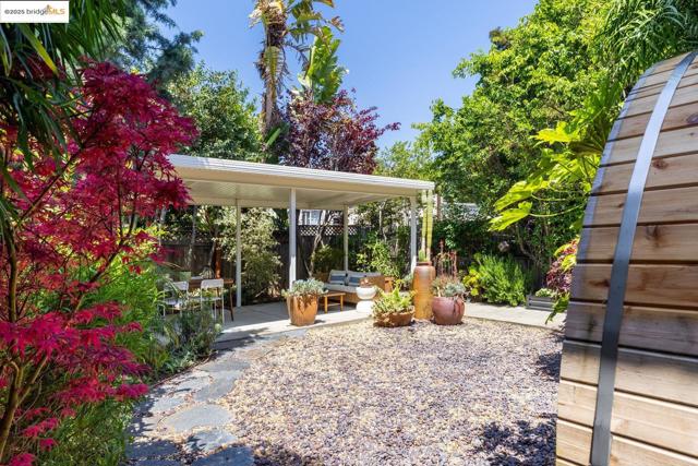 824 Arlington Avenue, Oakland CA: https://media.crmls.org/mediaz/fa357d66-a9f6-445b-b457-58d93b68d929.jpg