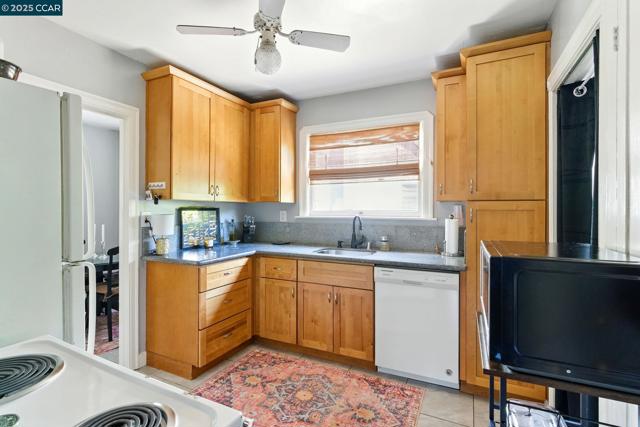 521 C St, Martinez CA: https://media.crmls.org/mediaz/fa36609a-2bf4-4ac4-9f64-45ec21afa235.jpg