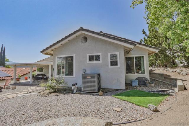 15549 Vista Vicente Dr, Ramona CA: https://media.crmls.org/mediaz/fa36e552-23b8-424a-bee0-54736fe33d53.jpg