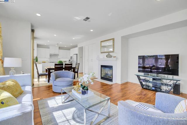200 ARDEN CT, San Ramon CA: https://media.crmls.org/mediaz/fa36e938-d248-4af3-9ada-d40dac4aa06a.jpg