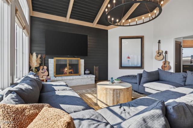 3256 Ocean Drive, Oxnard CA: https://media.crmls.org/mediaz/fa371669-0cad-4881-91a8-54a1b5c80754.jpg