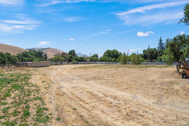 1080 Spring Grove Road, Hollister CA: https://media.crmls.org/mediaz/fa3718fb-5505-41af-9b13-c17db06455ac.jpg