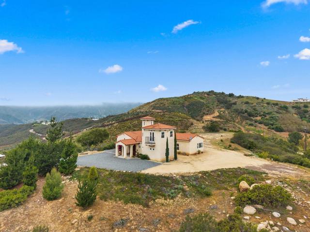 2389 Eric Road, Fallbrook CA: https://media.crmls.org/mediaz/fa374153-e37d-4f2c-ae1a-eca1f28cb509.jpg
