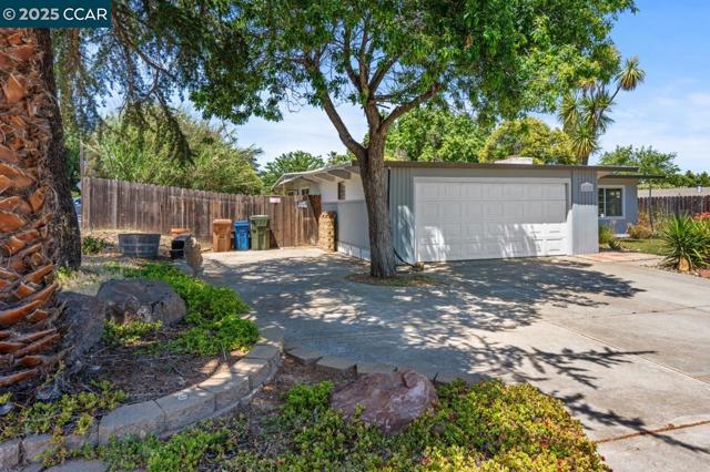 212 Towers Dr, Pacheco CA: https://media.crmls.org/mediaz/fa37f613-7784-4f3c-a7c7-093d03caf86e.jpg