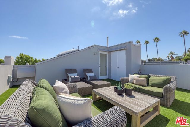 833 17th Street, Santa Monica CA: https://media.crmls.org/mediaz/fa38d608-feca-4244-be73-da50c5486561.jpg