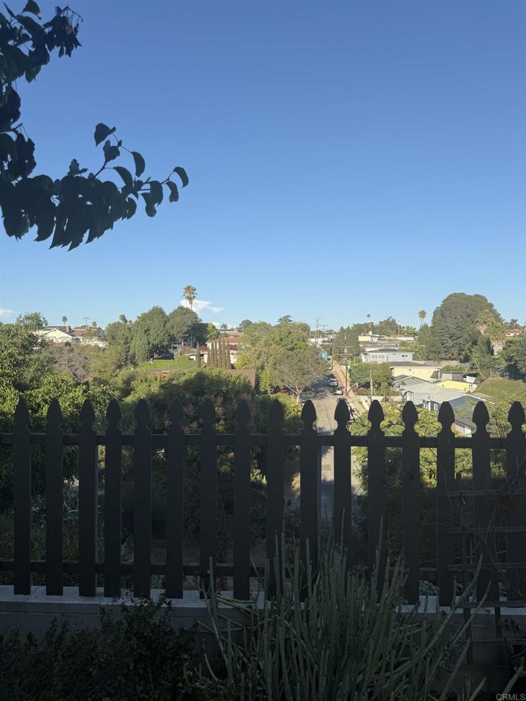 https://media.crmls.org/mediaz/fa3a16be-120d-45f5-af24-f624de77ca76.jpg?preset=X-Large