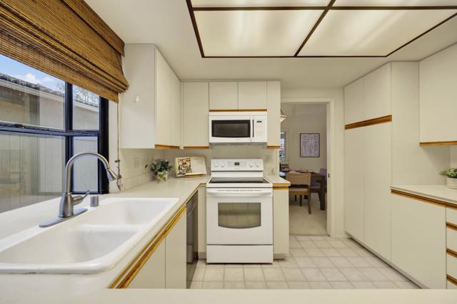 Detail Gallery Image 8 of 22 For 13025 Avenida Marbella, San Diego,  CA 92128 - 2 Beds | 2 Baths