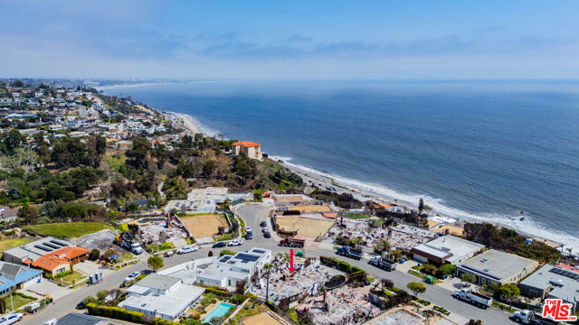 18105 Wakecrest Drive, Malibu CA: https://media.crmls.org/mediaz/fa3a8951-2c09-490f-b638-d938bf4c546b.jpg