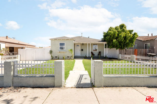 2722 Marine Avenue, Gardena CA: https://media.crmls.org/mediaz/fa3d798d-6641-418c-b9e0-038ed6bb534c.jpg