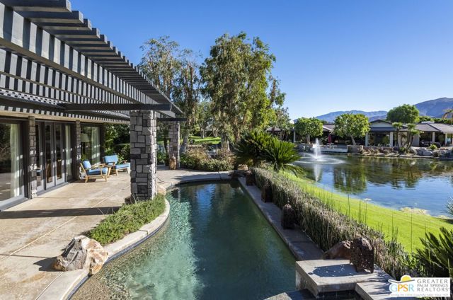 8 Surrey Court, Rancho Mirage CA: https://media.crmls.org/mediaz/fa3ee7b6-8876-48e8-86b9-3b8ba564ffc2.jpg