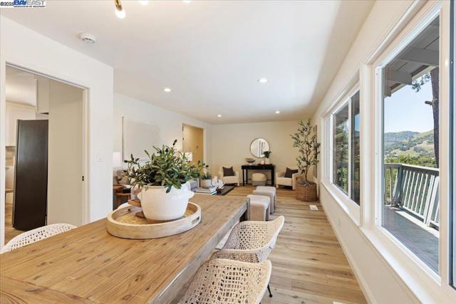 21 Muth Dr, Orinda CA: https://media.crmls.org/mediaz/fa3f0ebc-0005-4acf-a406-9e64d473e5bd.jpg
