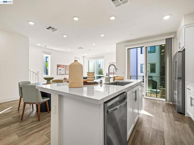 3265 Internet Cmn, Fremont CA: https://media.crmls.org/mediaz/fa3f3897-85dd-4069-9f8c-96e10914c177.jpg