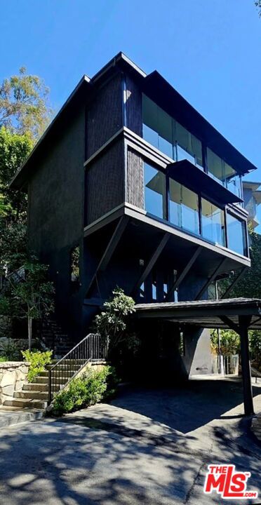 1782 Viewmont Drive, Los Angeles CA: https://media.crmls.org/mediaz/fa3fd8fa-27cb-43cd-b224-99e12f2aa34d.jpg