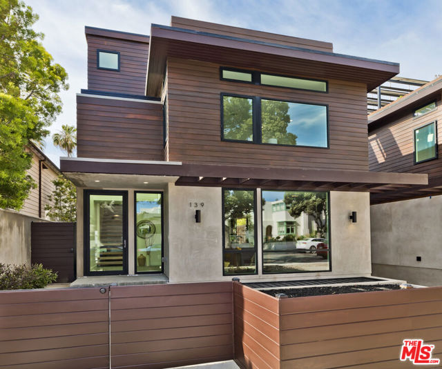 139 Hollister Avenue, Santa Monica CA: https://media.crmls.org/mediaz/fa402bd9-b4f4-4fd7-9280-f6ff38532289.jpg