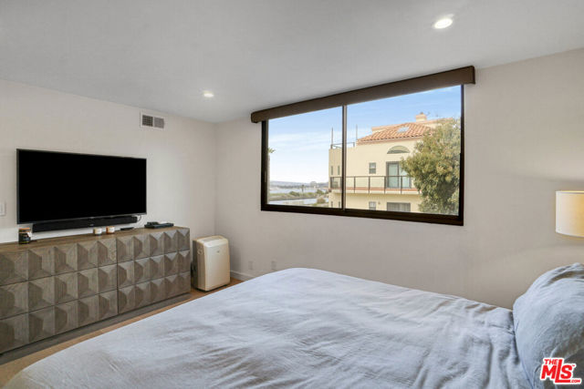 6209 Pacific Avenue, Playa del Rey CA: https://media.crmls.org/mediaz/fa404d8e-8526-4b69-881f-040de981bec9.jpg
