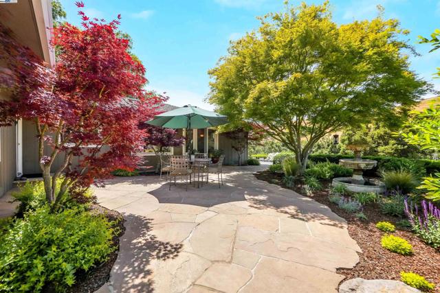 8700 Oak Tree Ln, Castro Valley CA: https://media.crmls.org/mediaz/fa409b06-fc69-4038-9e74-bd8907bae080.jpg