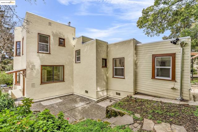 2340 Virginia St, Berkeley CA: https://media.crmls.org/mediaz/fa414c80-0f42-4af3-91b8-81e8df62c9f9.jpg
