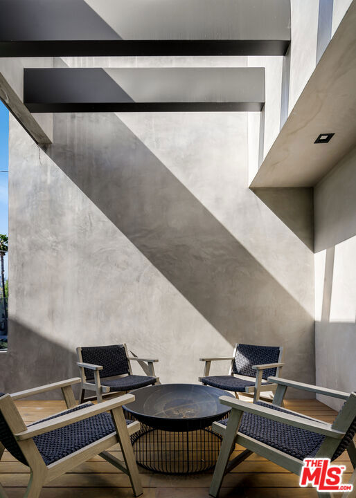 952 N Laurel Avenue, Los Angeles CA: https://media.crmls.org/mediaz/fa4152e9-3928-4eff-ac34-a5a8ffe16998.jpg