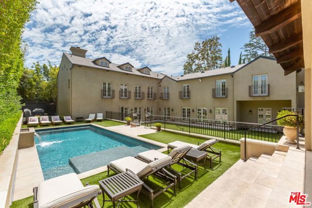 400 S Hudson Avenue, Los Angeles CA: https://media.crmls.org/mediaz/fa41598c-bfde-4221-bb12-8b8edc38e4a5.jpg