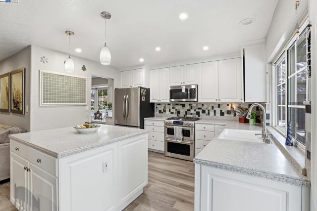 2891 Calle Reynoso, Pleasanton CA: https://media.crmls.org/mediaz/fa420ec8-acaf-4c6e-9601-09ded3f16956.jpg