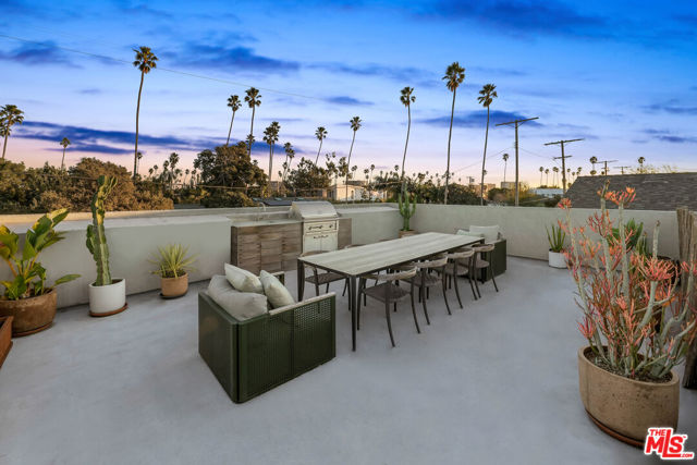 810 Amoroso Place, Venice CA: https://media.crmls.org/mediaz/fa423bec-20a9-4993-81d2-f8428f2877cc.jpg