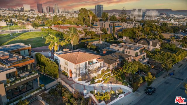 905 Berkeley Street, Santa Monica CA: https://media.crmls.org/mediaz/fa429552-b381-42e6-bf31-84bf251822be.jpg