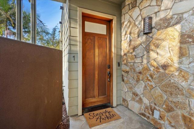 411 Orange Ave, Coronado CA: https://media.crmls.org/mediaz/fa42eb7a-addb-4bb8-adb5-e13332856a60.jpg