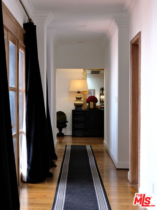 18625 Wells Drive, Tarzana CA: https://media.crmls.org/mediaz/fa42f589-2653-49aa-b880-92039bde91d7.jpg