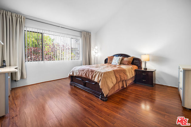 11911 Magnolia Boulevard, Valley Village CA: https://media.crmls.org/mediaz/fa43b131-f82e-4bd1-9726-da8ee39493bc.jpg