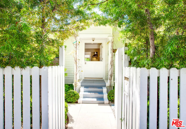 739 Superba Avenue photo 3
