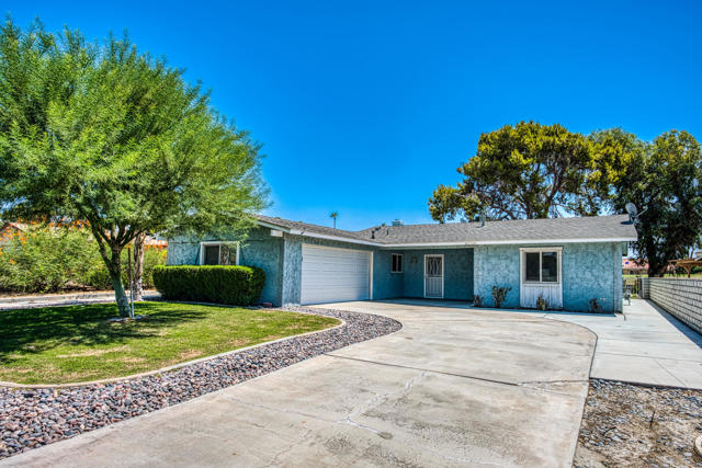 43726 Virginia Avenue, Palm Desert CA: https://media.crmls.org/mediaz/fa471da2-e403-4acb-ac6c-bf68a97b090c.jpg