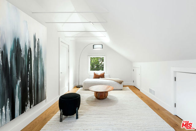 2612 Wallingford Drive, Beverly Hills CA: https://media.crmls.org/mediaz/fa47b3f9-bd6b-40ab-9c67-9acbdc69c952.jpg