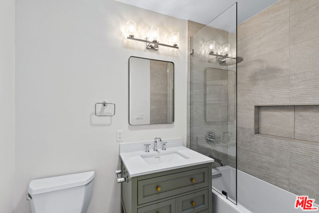 8607 Clifton Way, Beverly Hills CA: https://media.crmls.org/mediaz/fa47e44a-d2c9-4c94-a996-a85ddeb654b2.jpg