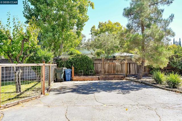 1933 Oak Park Blvd, Pleasant Hill CA: https://media.crmls.org/mediaz/fa480001-2f4d-4436-b9ea-beaaddc758c5.jpg