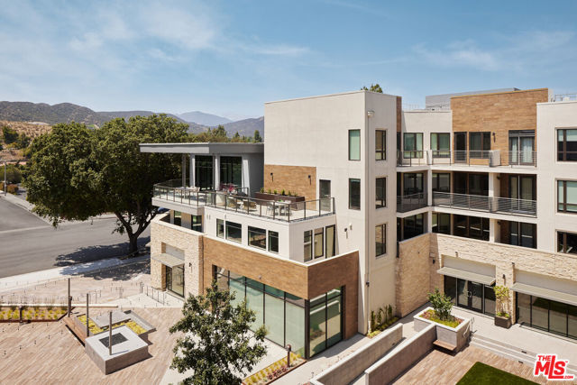 299 E Thousand Oaks Boulevard, Thousand Oaks CA: https://media.crmls.org/mediaz/fa489e38-b892-466a-943c-c017743d5375.jpg