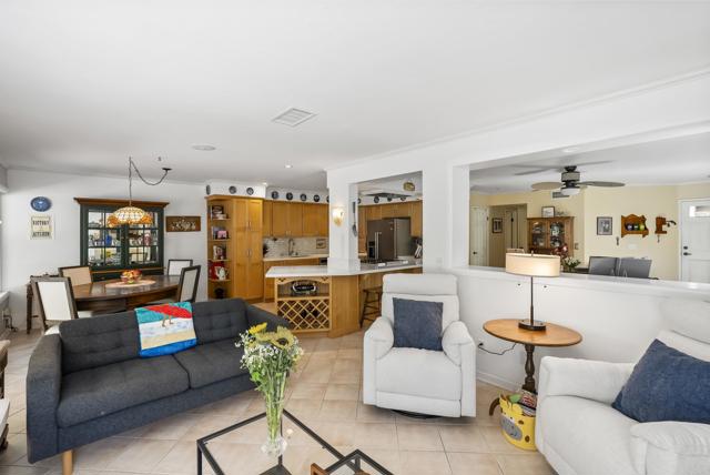 Detail Gallery Image 10 of 47 For 4989 Corte Playa Encino, San Diego,  CA 92124 - 4 Beds | 2/1 Baths