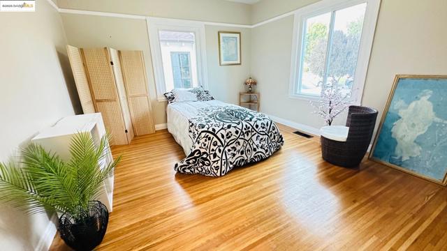 840 Key Route Blvd, Albany CA: https://media.crmls.org/mediaz/fa4bfaef-d681-4494-a806-21c7b8d16436.jpg
