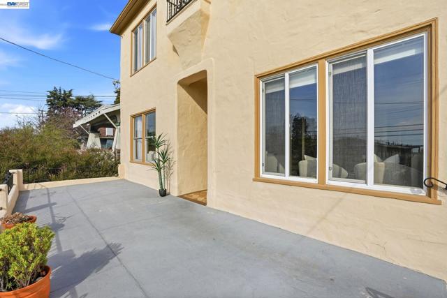 1424 Hampel St, Oakland CA: https://media.crmls.org/mediaz/fa4c13a8-0ec1-4c37-ad04-19483c61894c.jpg