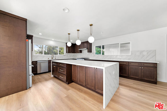 656 N Bonhill Road, Los Angeles CA: https://media.crmls.org/mediaz/fa4c4810-4c88-4e8f-b7e1-1c975b1a1d17.jpg