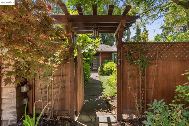 1270 Queens Rd, Berkeley CA: https://media.crmls.org/mediaz/fa4cc152-b2f3-4757-9f0e-4cdbde1de3dd.jpg