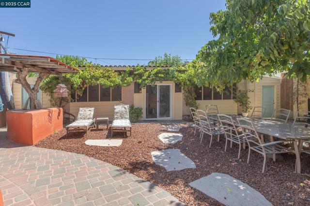 17190 Cedar Ave, Sonoma CA: https://media.crmls.org/mediaz/fa4d4946-9e9e-44b3-9333-c59e50605673.jpg
