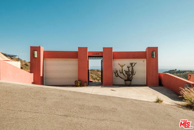 3029 Sequit Drive, Malibu CA: https://media.crmls.org/mediaz/fa4d8cfc-58fe-494d-859b-9c3908aaf859.jpg