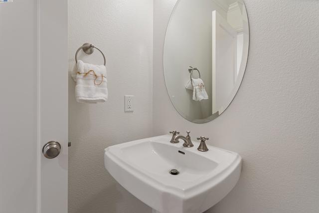 3252 Woodview Dr, Lafayette CA: https://media.crmls.org/mediaz/fa4e177f-0163-4b2a-83a4-f3fe16736553.jpg